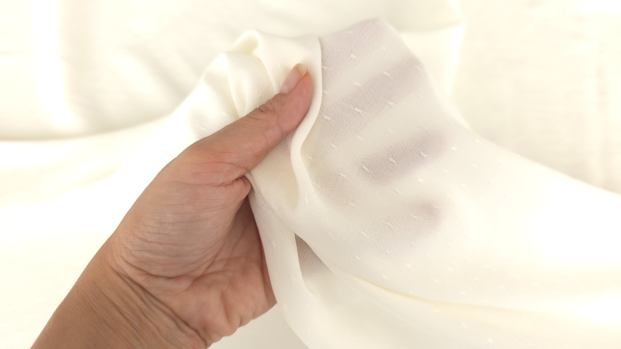 Jacquard subtire ivoire din vascoza usor elastic ținut în mână, cu pliuri moi
