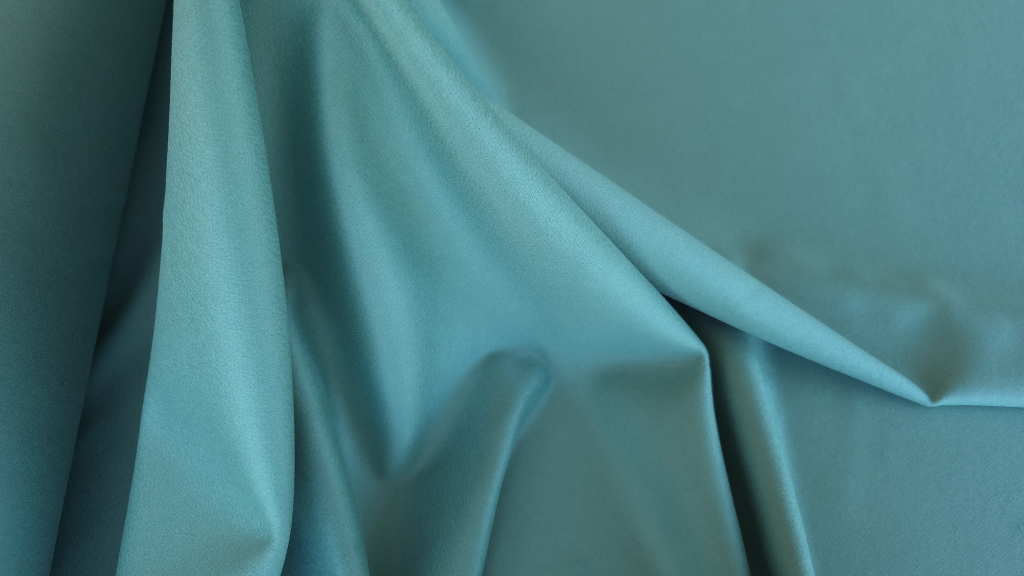 Falduri verticale, ton pastel uniform