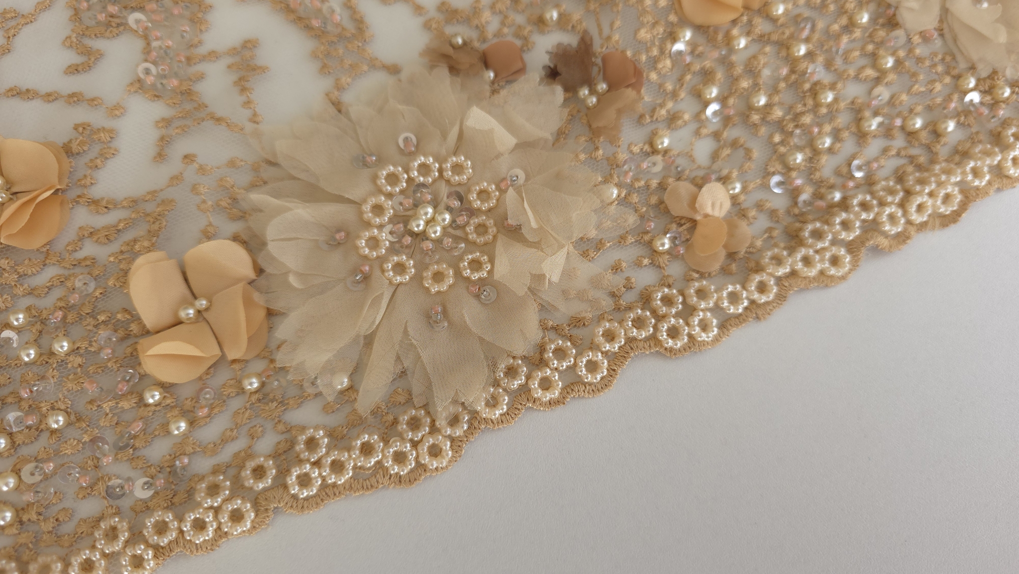 Broderie 3D cu perle și micropaiete pe marginea ondulată
