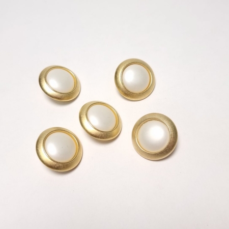 Nasturi rotunzi model auriu si perla bombata mata - 23 mm