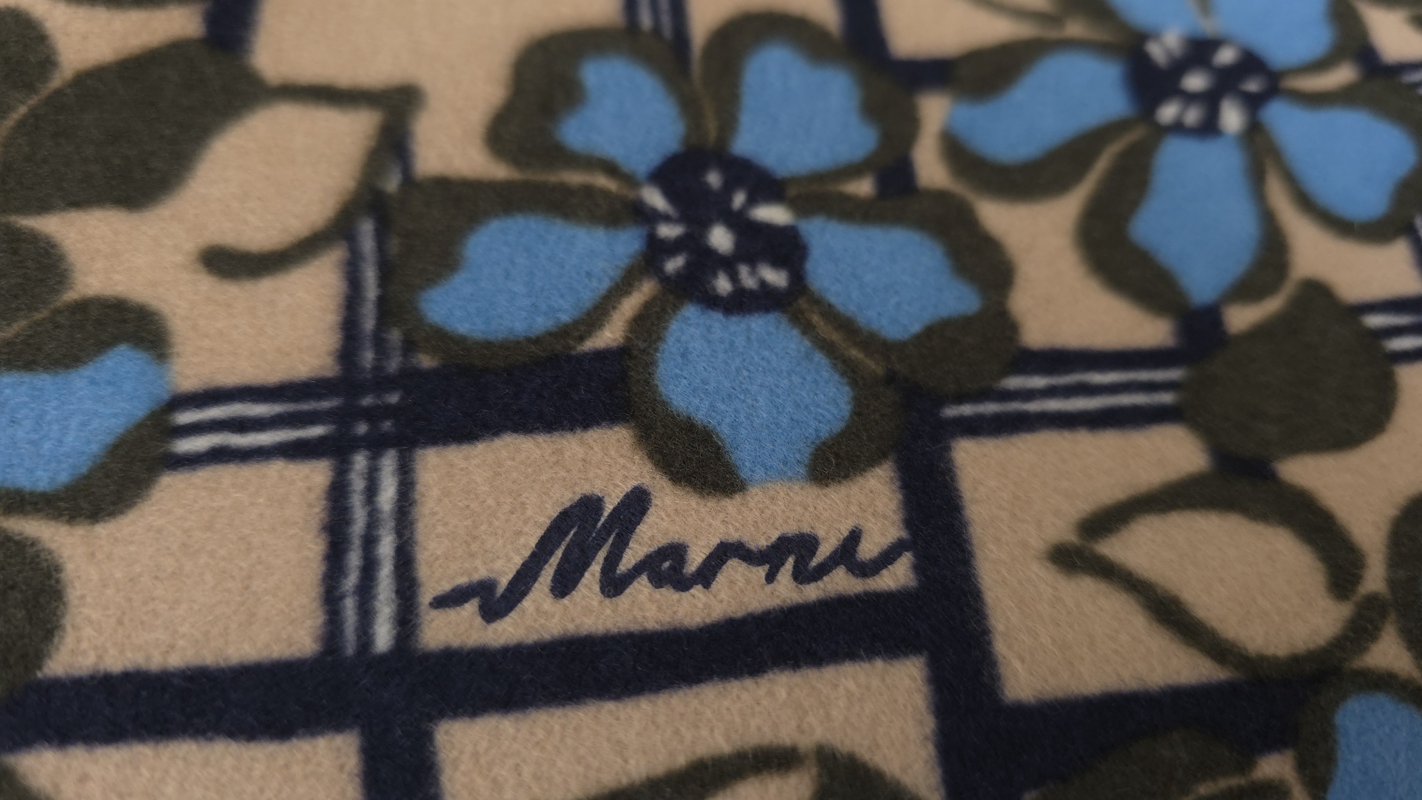 Stofă cu logo Marni între flori bleu și linii bleumarin
