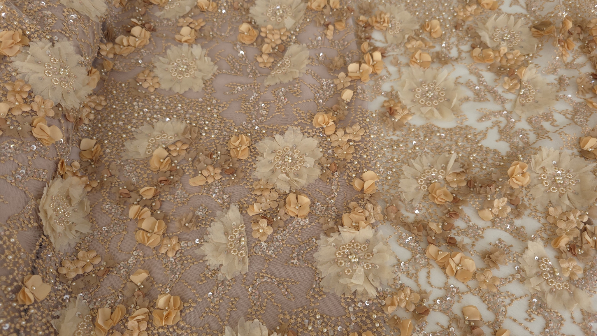 Broderie 3D cu flori în relief în tonuri peach nude și ivoire