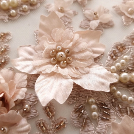 Broderie 3D nude rose cu perle pe tulle