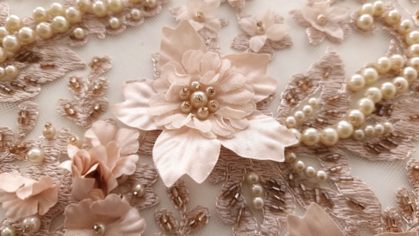 Broderie 3D nude rose cu perle pe tulle