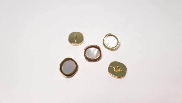 Nasturi rotunzi model auriu cu perla sidefata ARM37