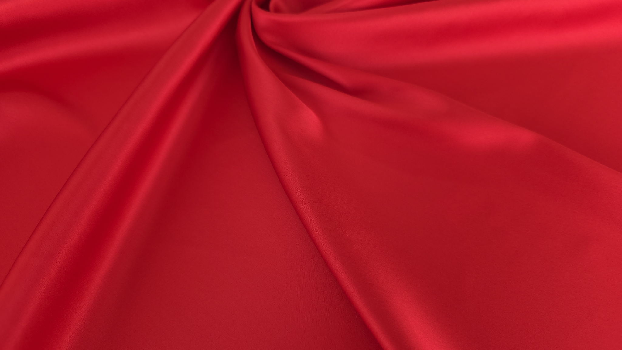 Material satin elastic din matase naturala rosie la metru strans in nod central