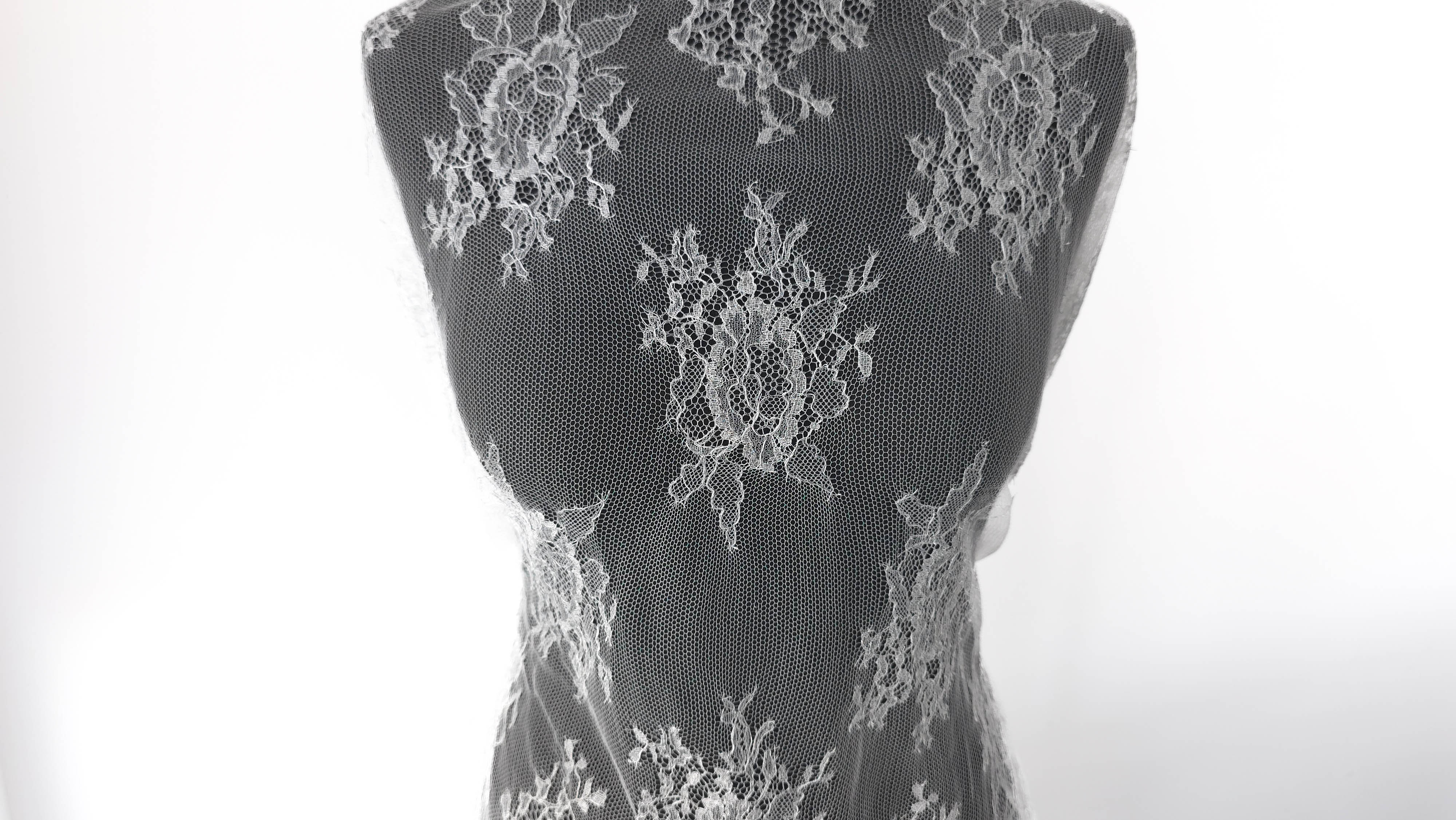 dantela frantuzeasca cu fir metalic argintiu franta 80125 3