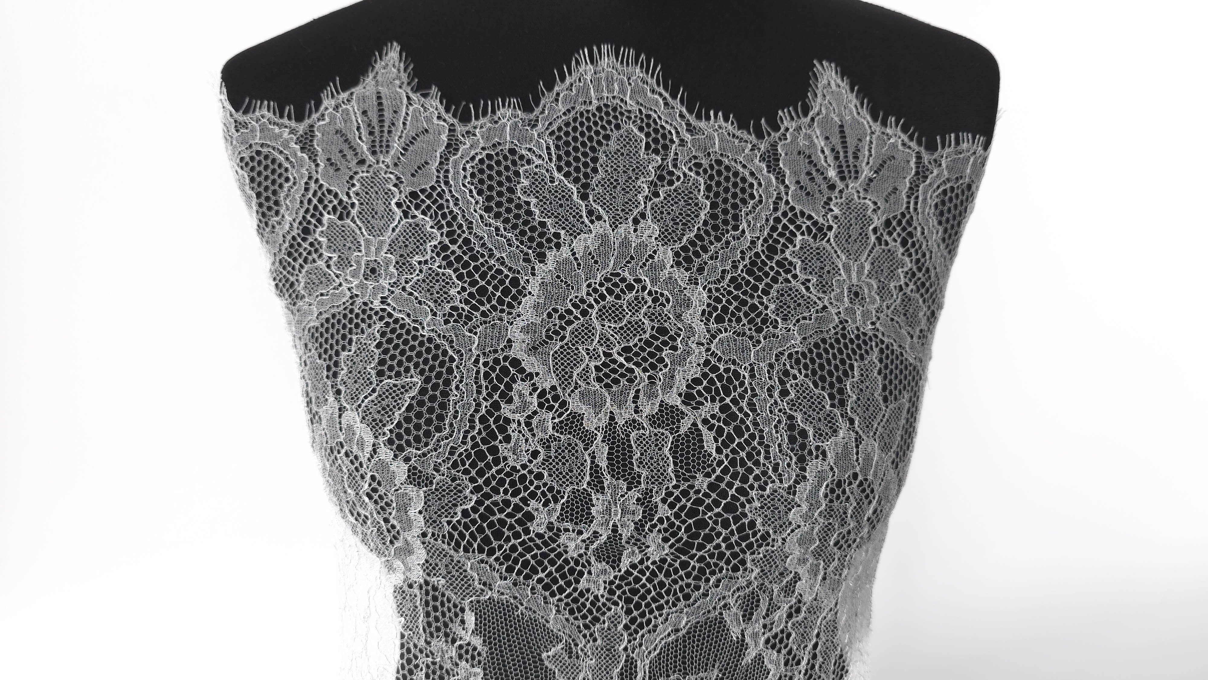 dantela frantuzeasca solstiss vascoza fir metalizat gri argintiu 80125 1