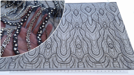 Broderie neagra accesorizata manual pe tulle elastic