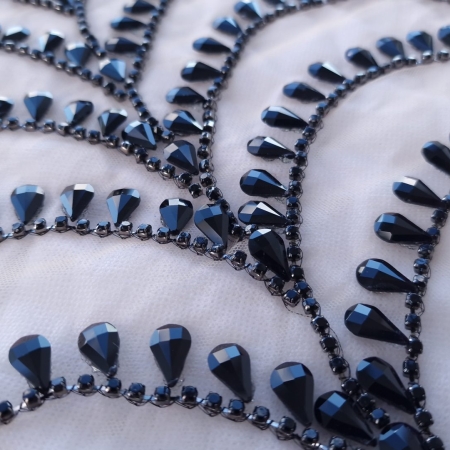 Broderie couture cu aplicatii negre pe tulle nude
