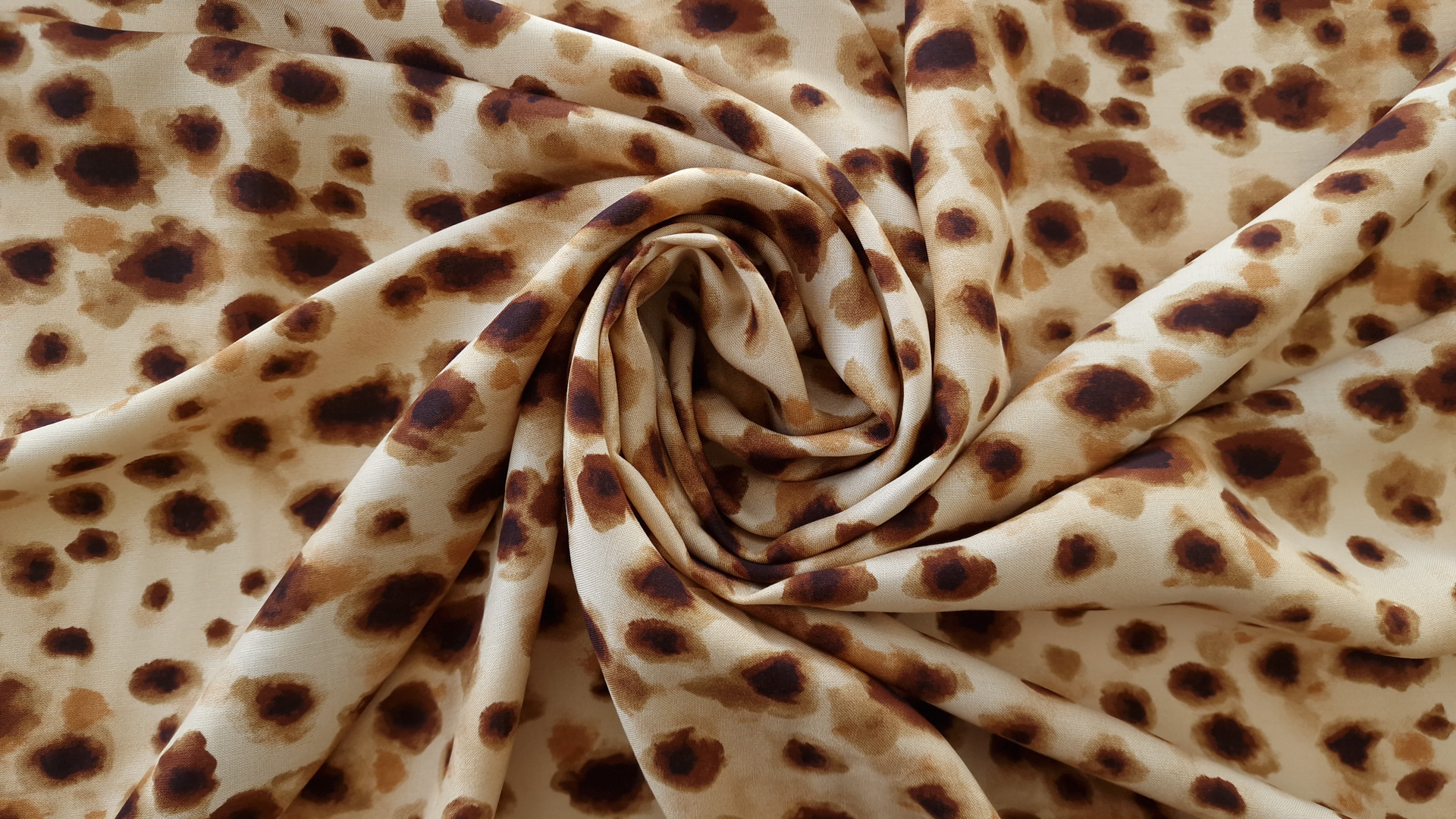 Cheetah printed viscose stretch satin - imagine 4