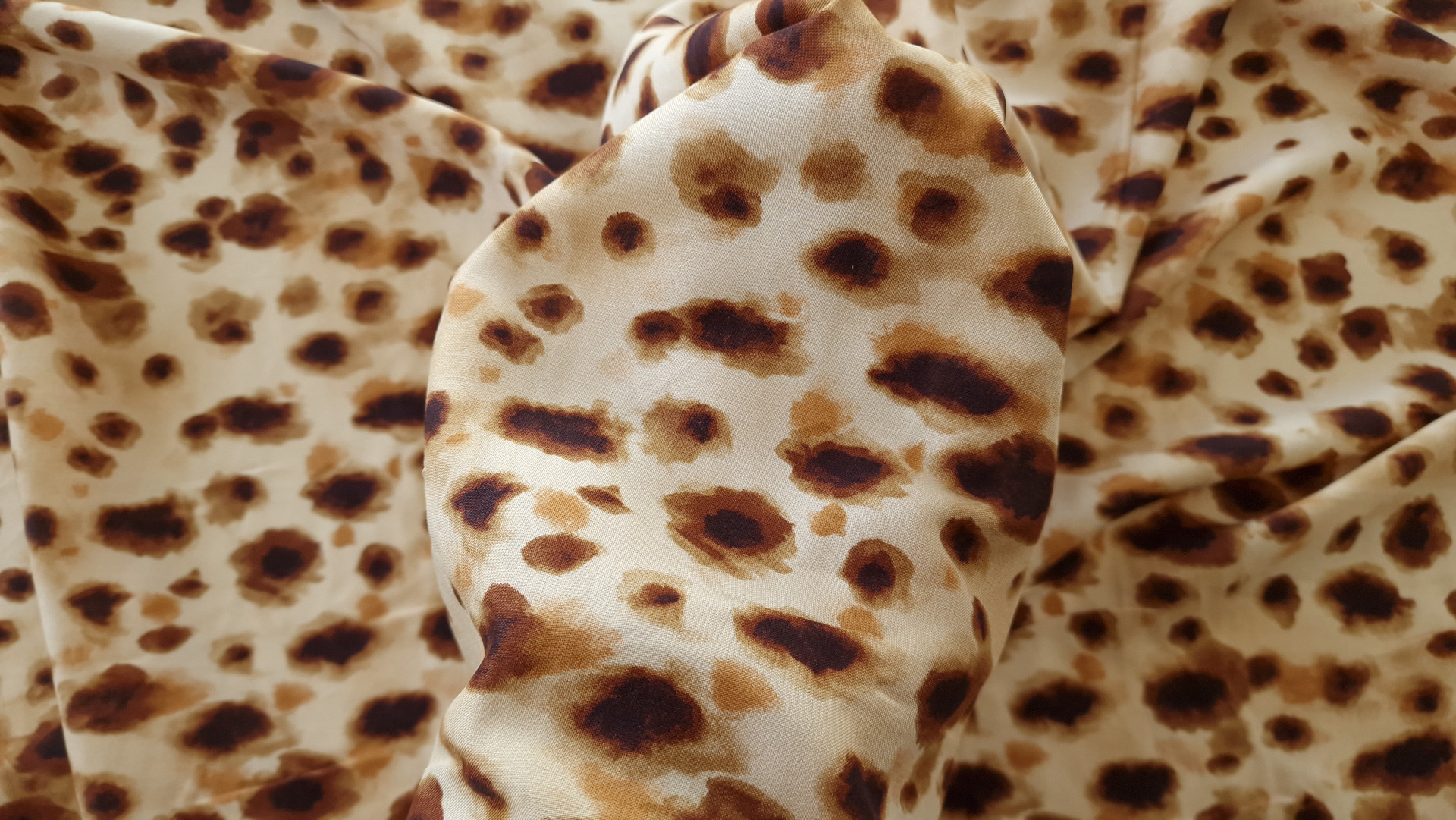 Cheetah printed viscose stretch satin - imagine 3