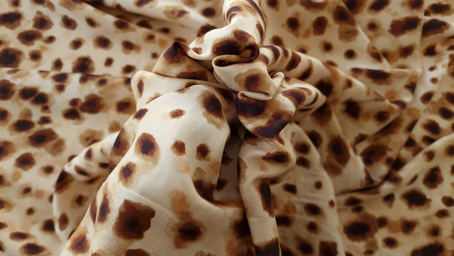 Cheetah printed viscose stretch satin - imagine 5