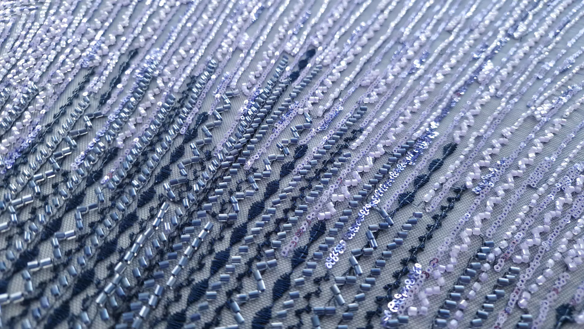 Dantela pe tulle bleumarin accesorizata multicolor - imagine 11