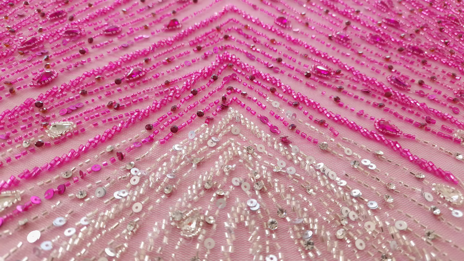 Broderie fuxia accesorizata manual pe tulle - imagine 15