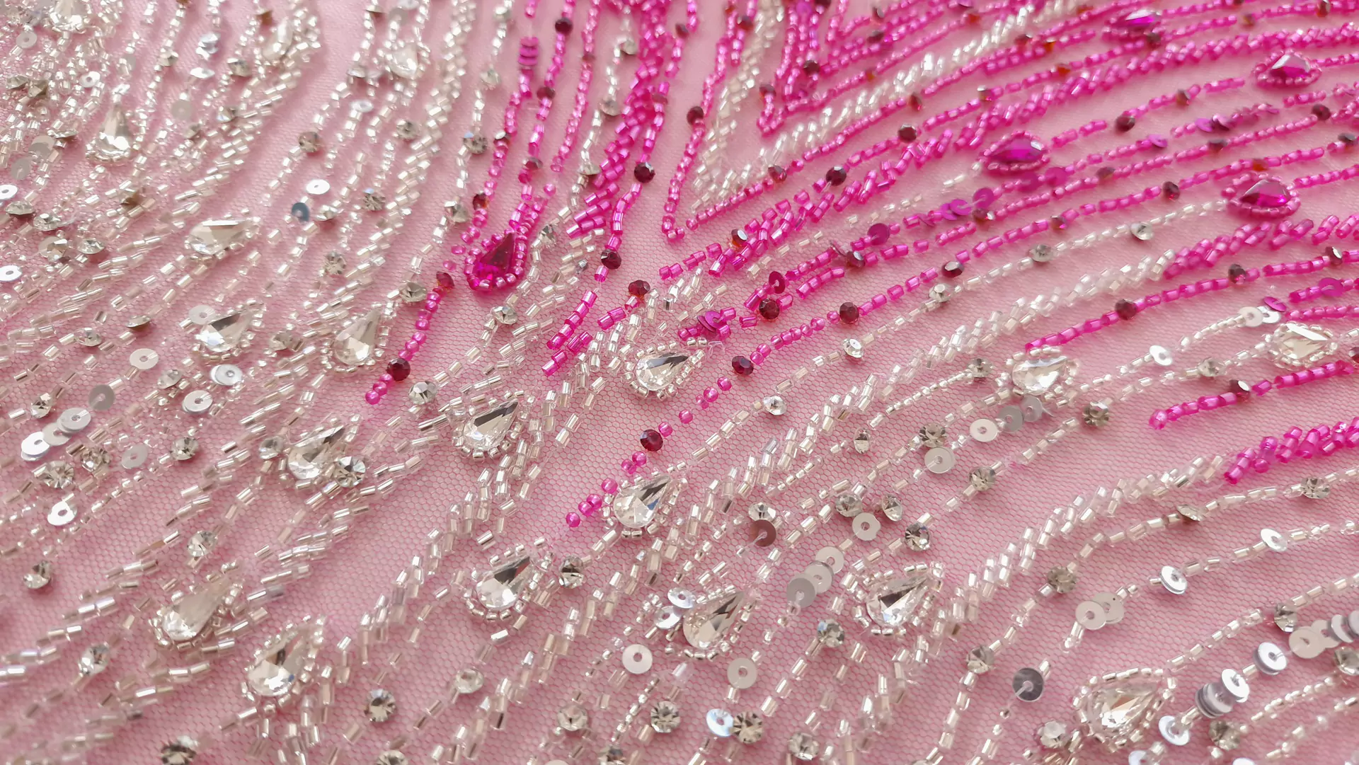 Broderie fuxia accesorizata manual pe tulle - imagine 14