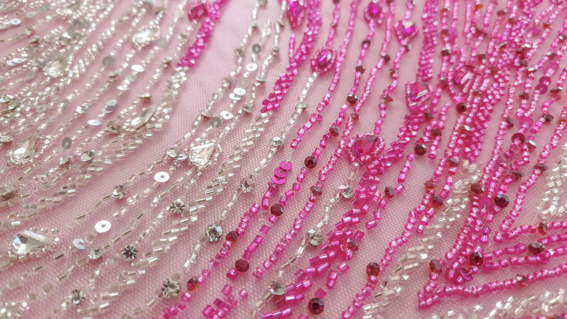 Broderie fuxia accesorizata manual pe tulle - imagine 16