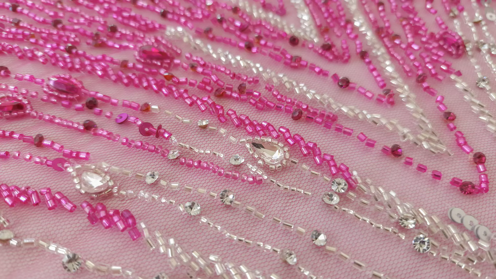 Broderie fuxia accesorizata manual pe tulle - imagine 13