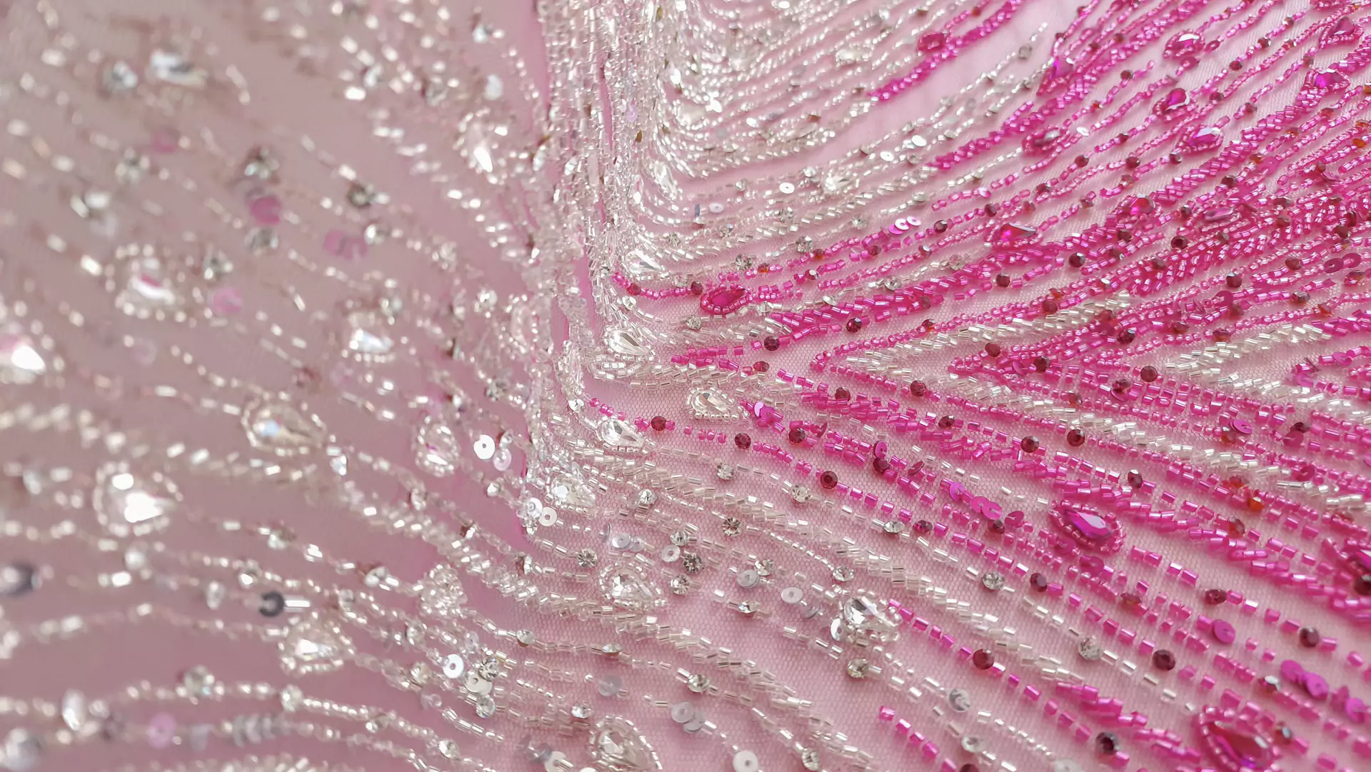 Broderie fuxia accesorizata manual pe tulle - imagine 12