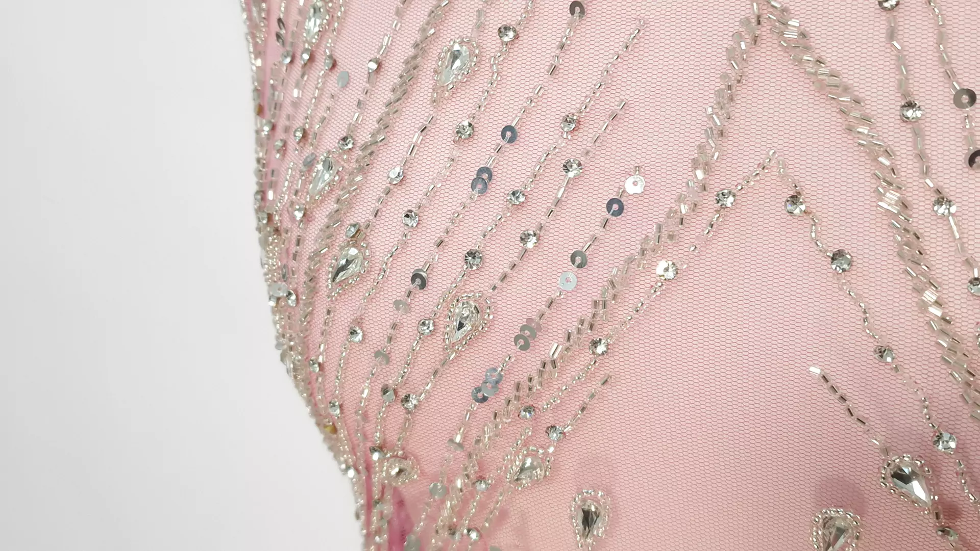 Broderie fuxia accesorizata manual pe tulle - imagine 7