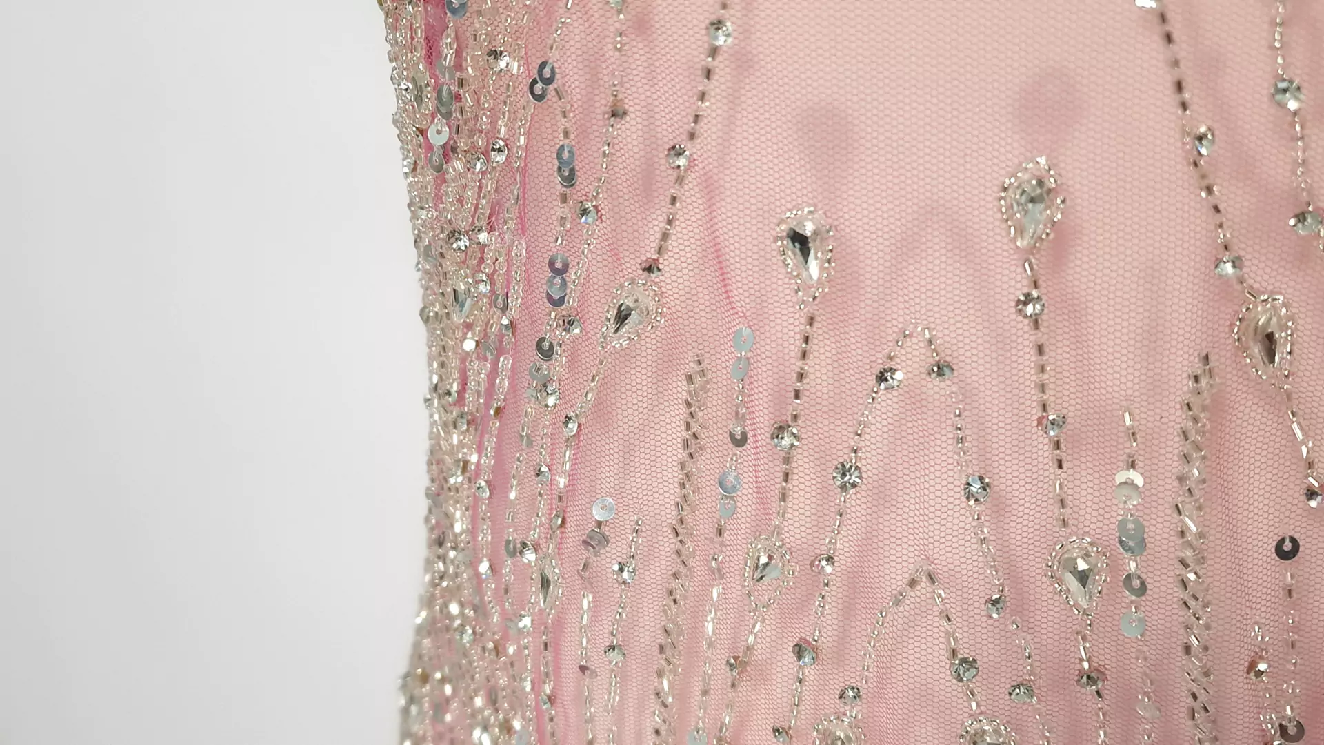 Broderie fuxia accesorizata manual pe tulle - imagine 10