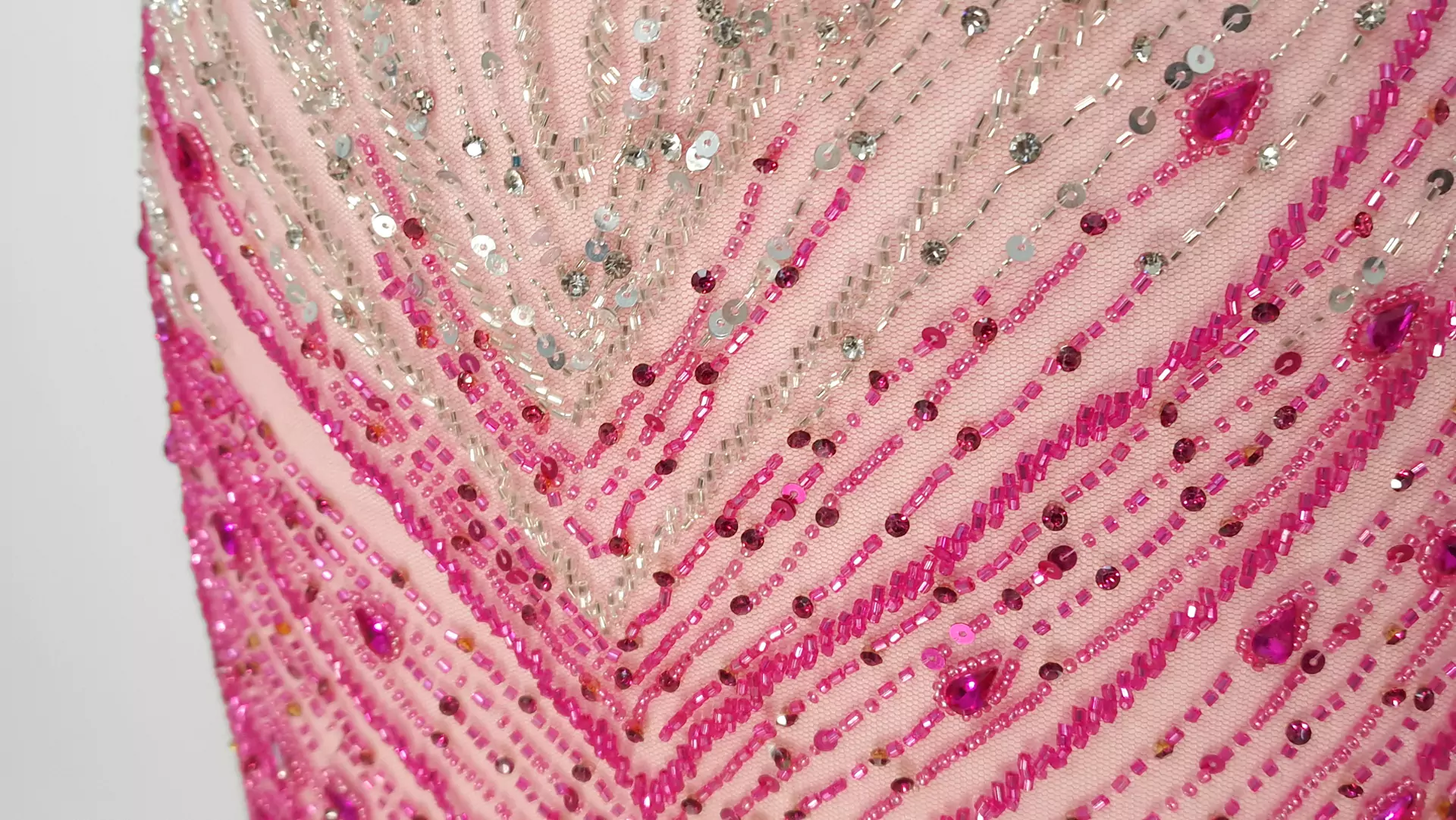 Broderie fuxia accesorizata manual pe tulle - imagine 9