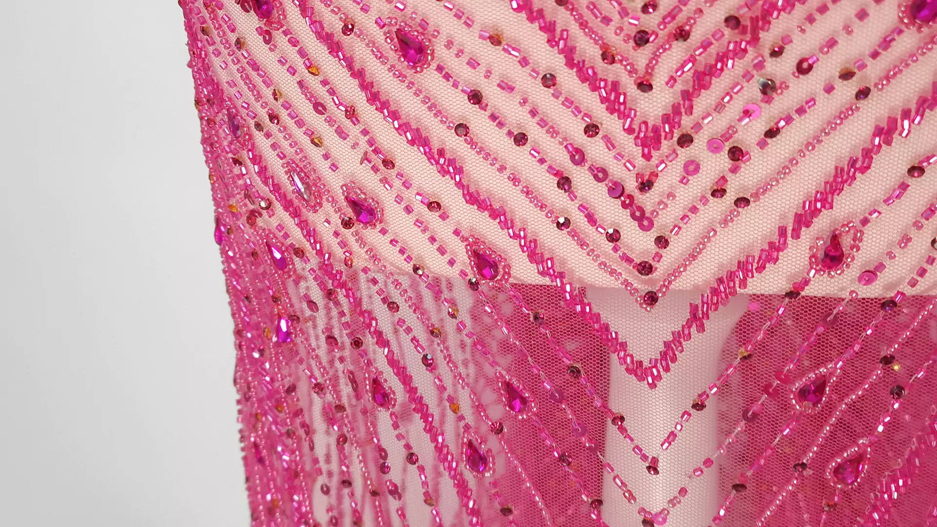 Broderie fuxia accesorizata manual pe tulle - imagine 8