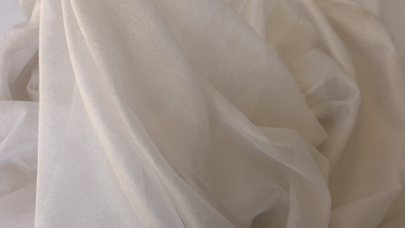 Dungă lucioasă aurie pe un fald diagonal de material ivory
