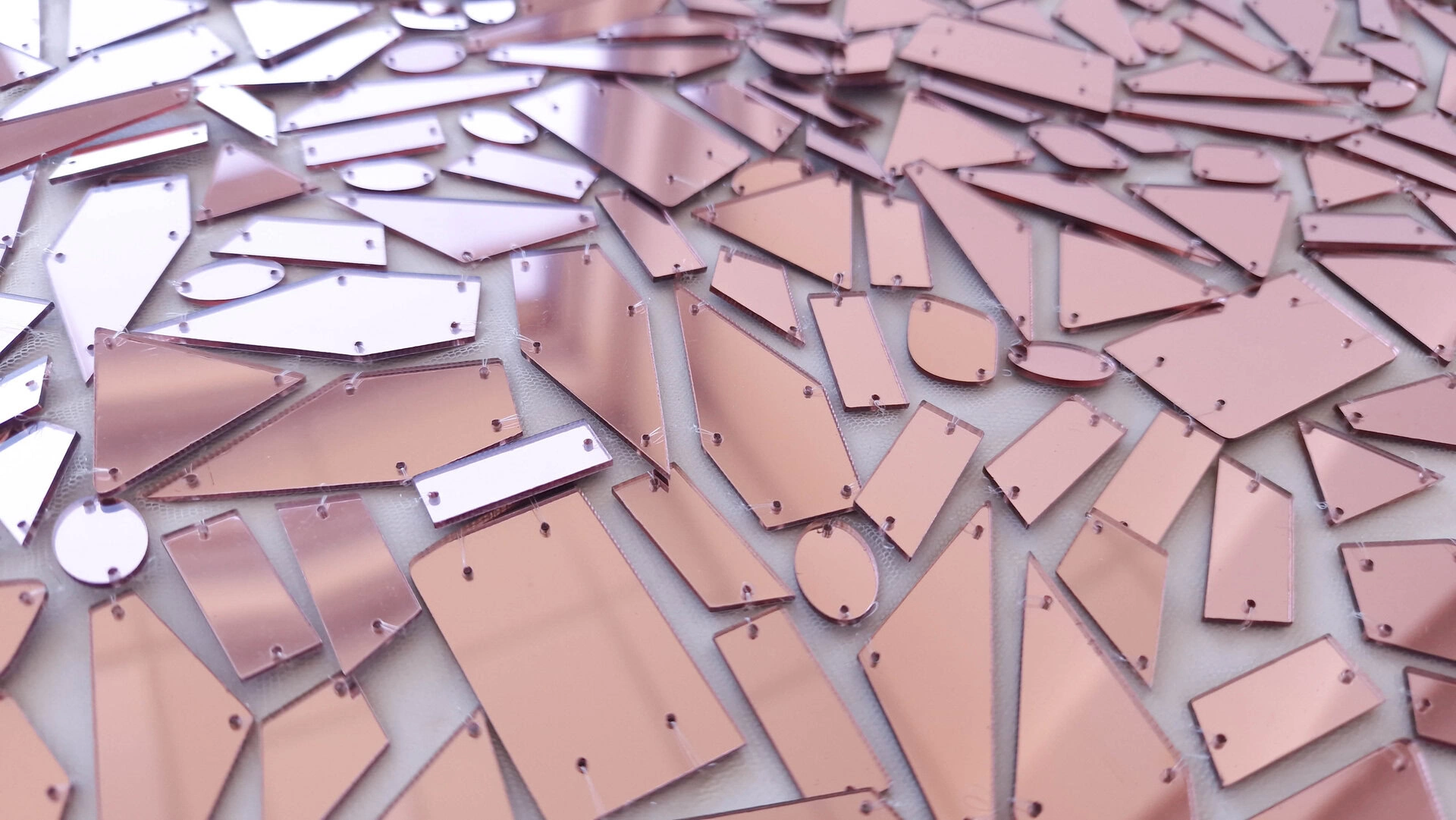 Broderie couture accesorizata cu oglinzi rose - imagine 3