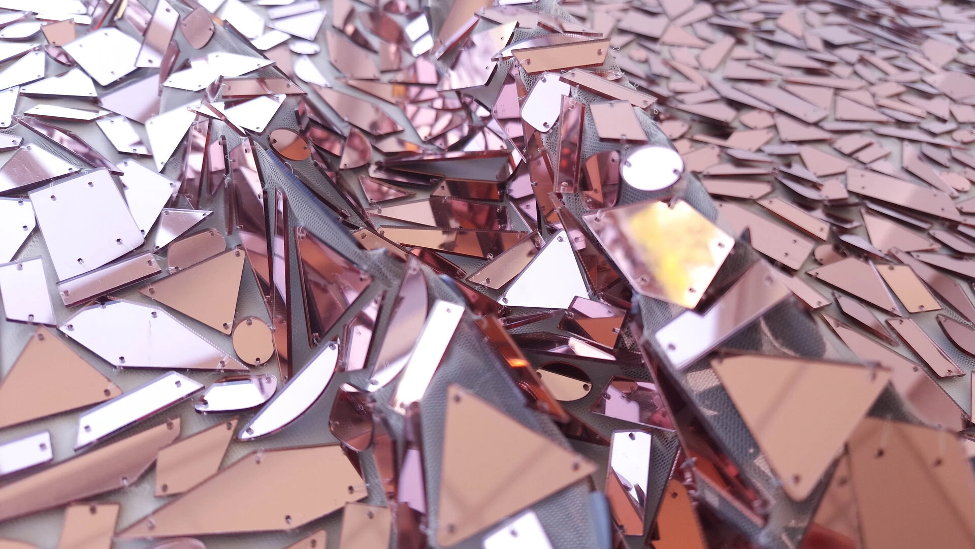 Broderie couture accesorizata cu oglinzi rose - imagine 7