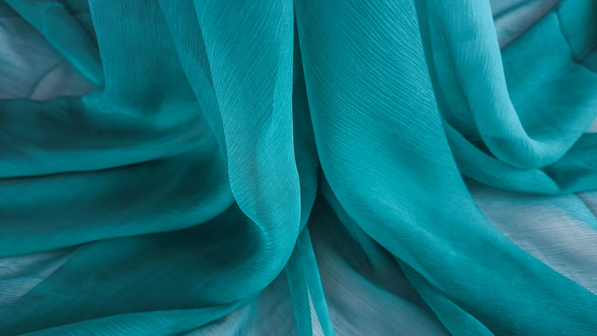 Voal creponat turquoise intens Muselina din matase naturala - imagine 4