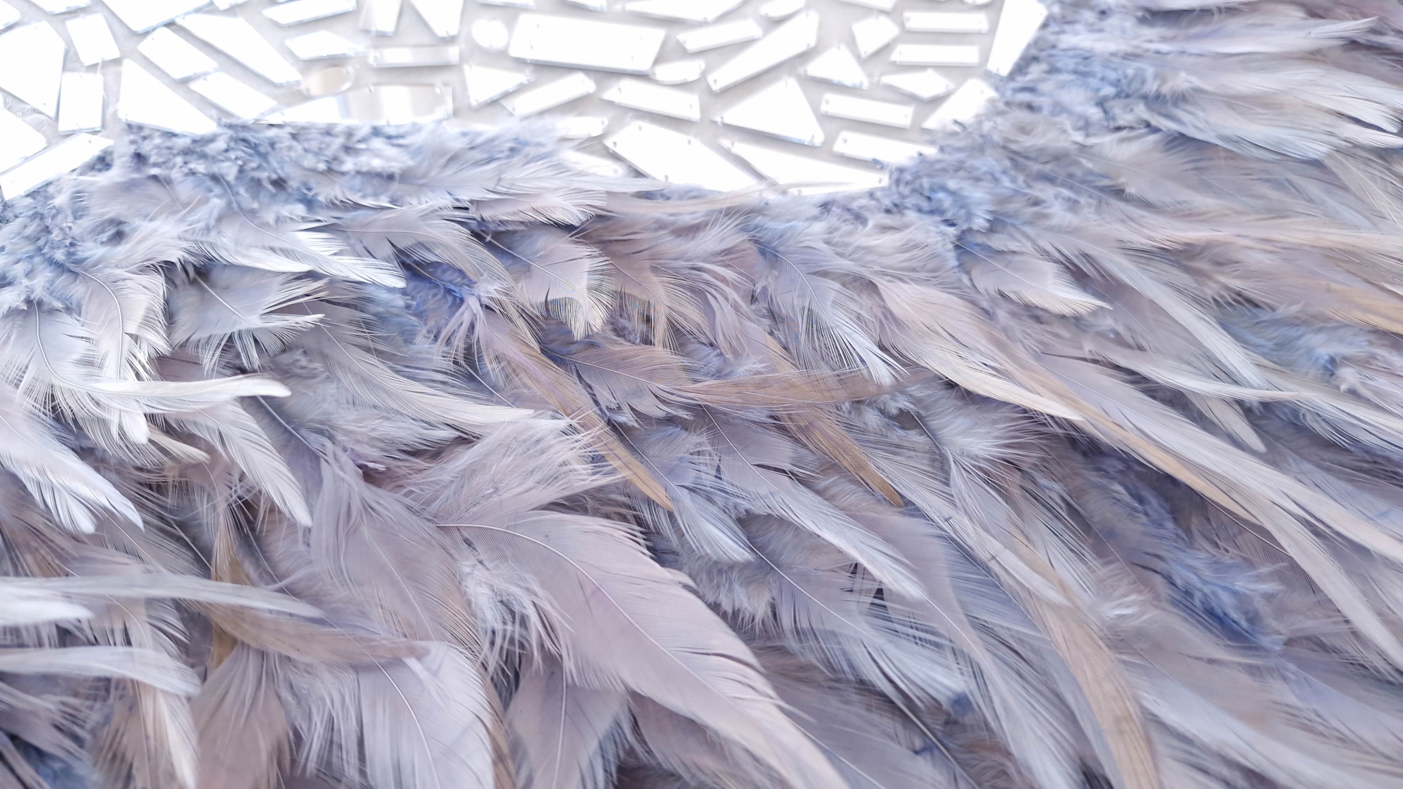 Broderie silver mauve accesorizata cu oglinzi si pene - imagine 5