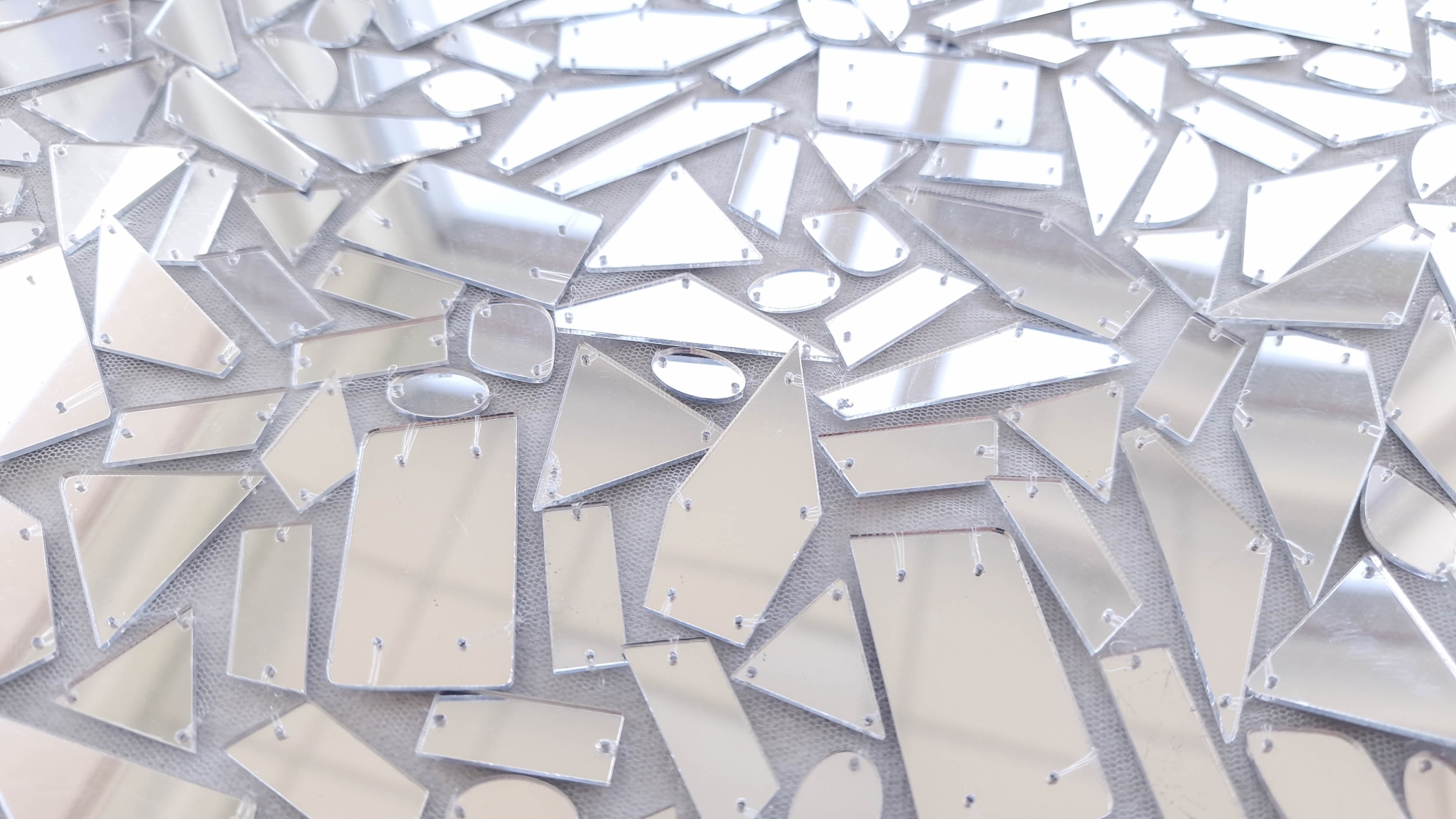 Broderie silver mauve accesorizata cu oglinzi si pene - imagine 6