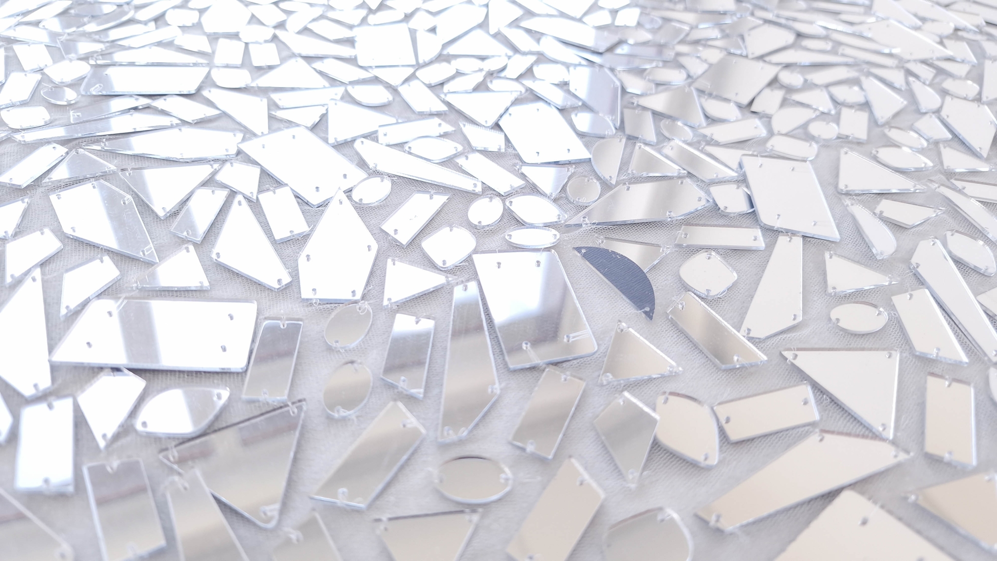 Broderie silver mauve accesorizata cu oglinzi si pene - imagine 3