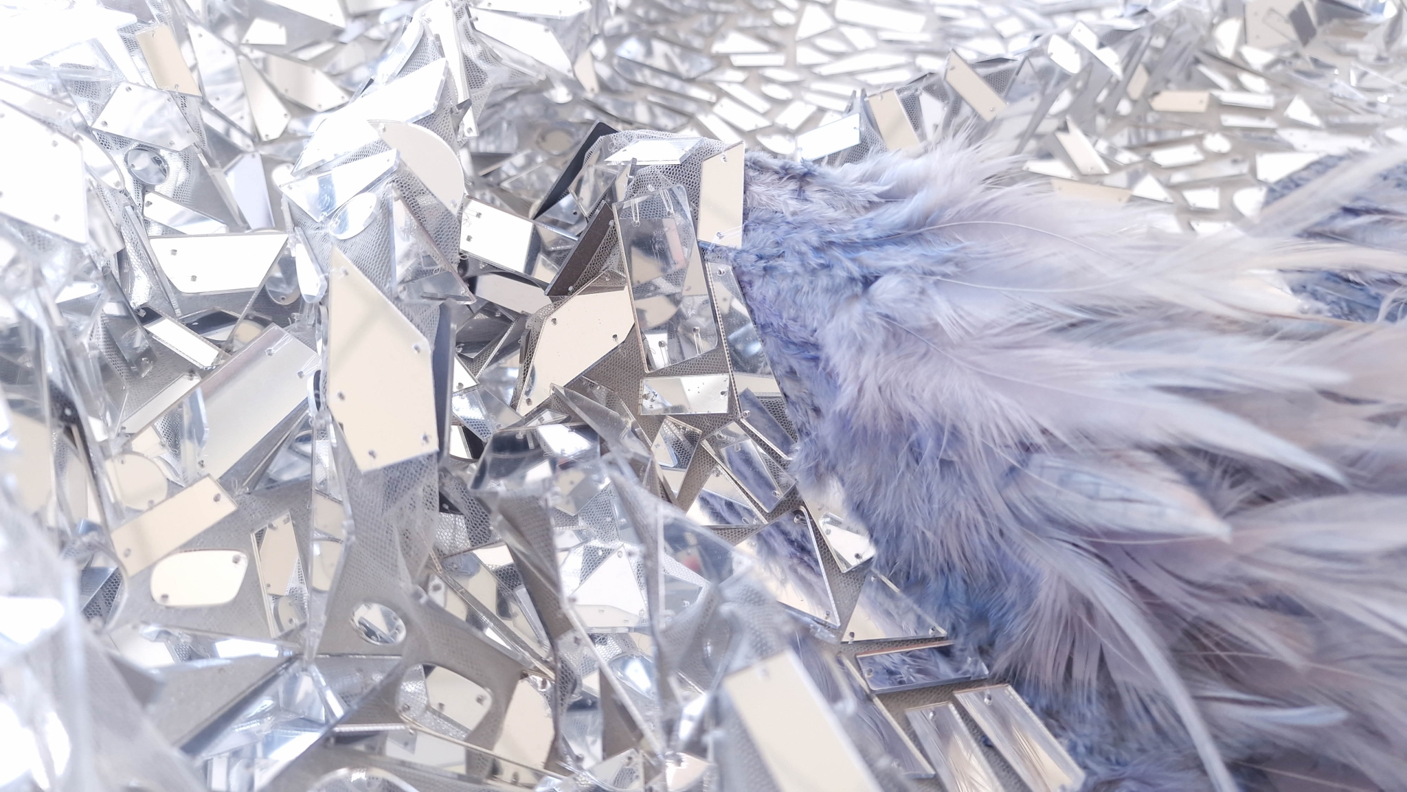 Broderie silver mauve accesorizata cu oglinzi si pene - imagine 4