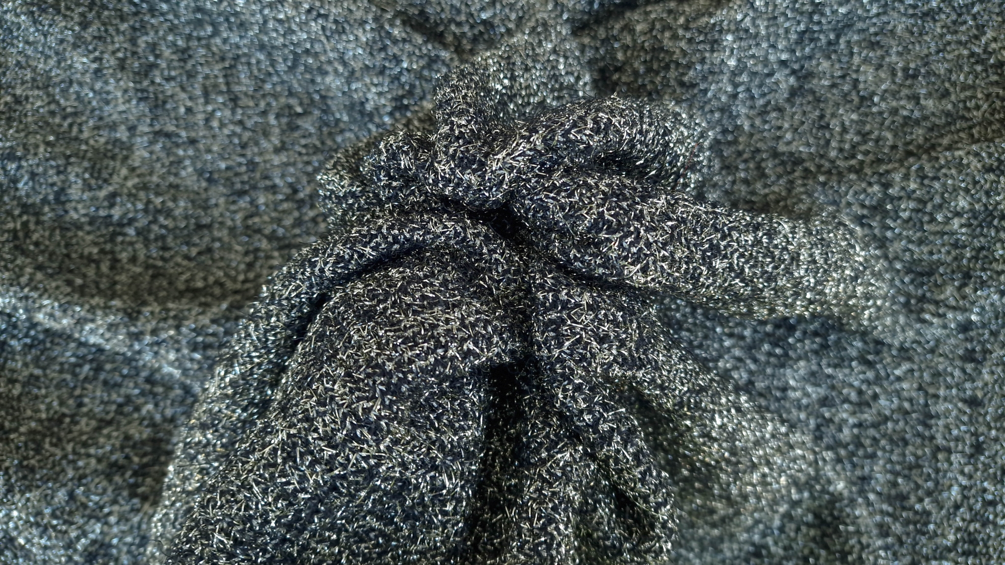 Tesatura neagra cu fir metalizat auriu - imagine 2