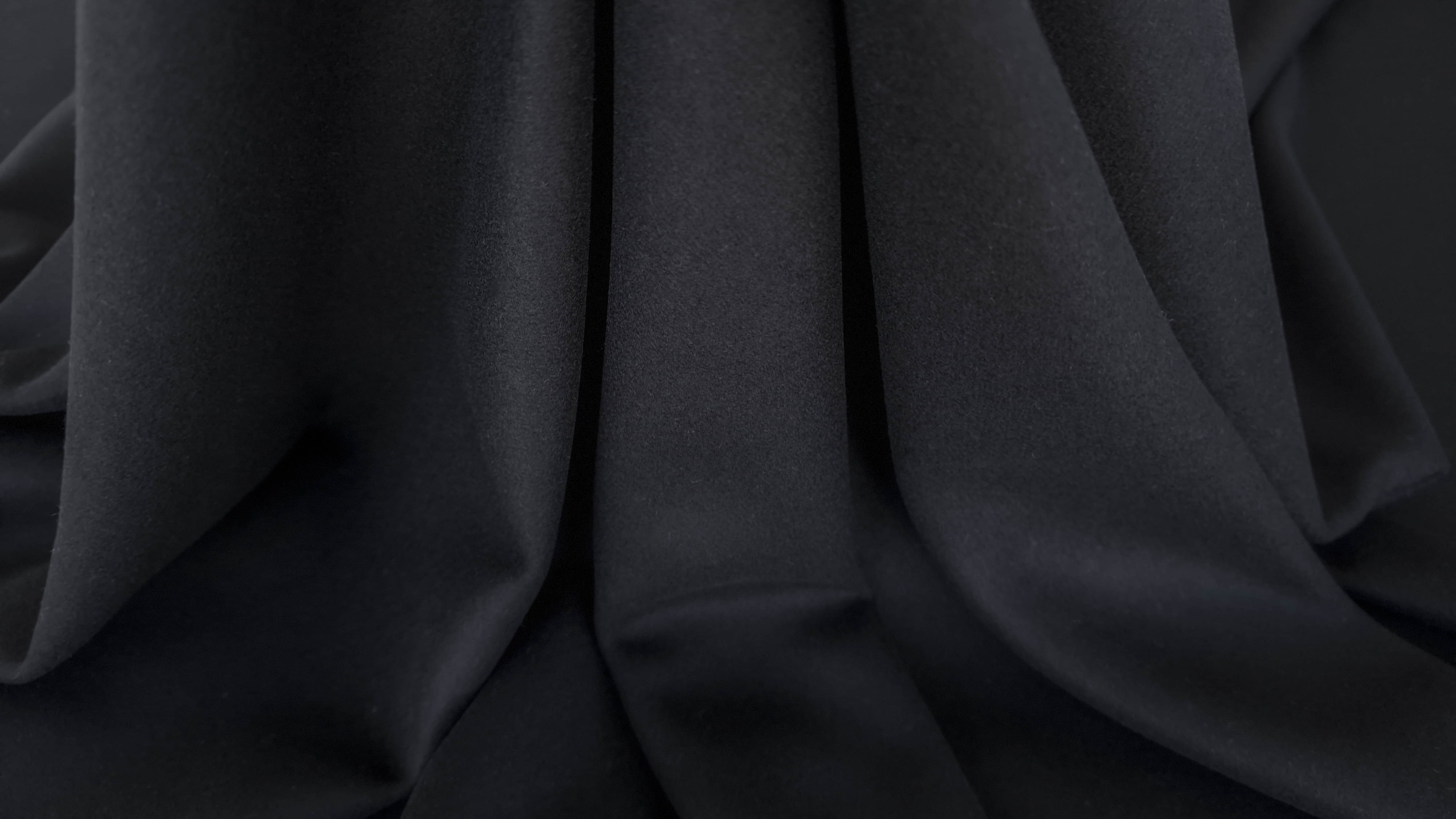 Stofa neagra medie din lana cu casmir