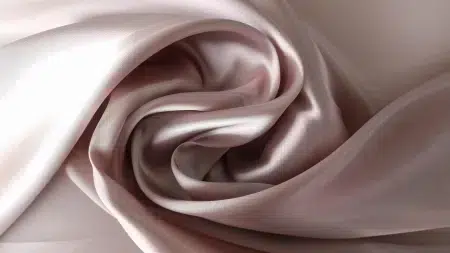 Material double face mikado roz antic cu falduri răsucite evidențiind ambele fețe