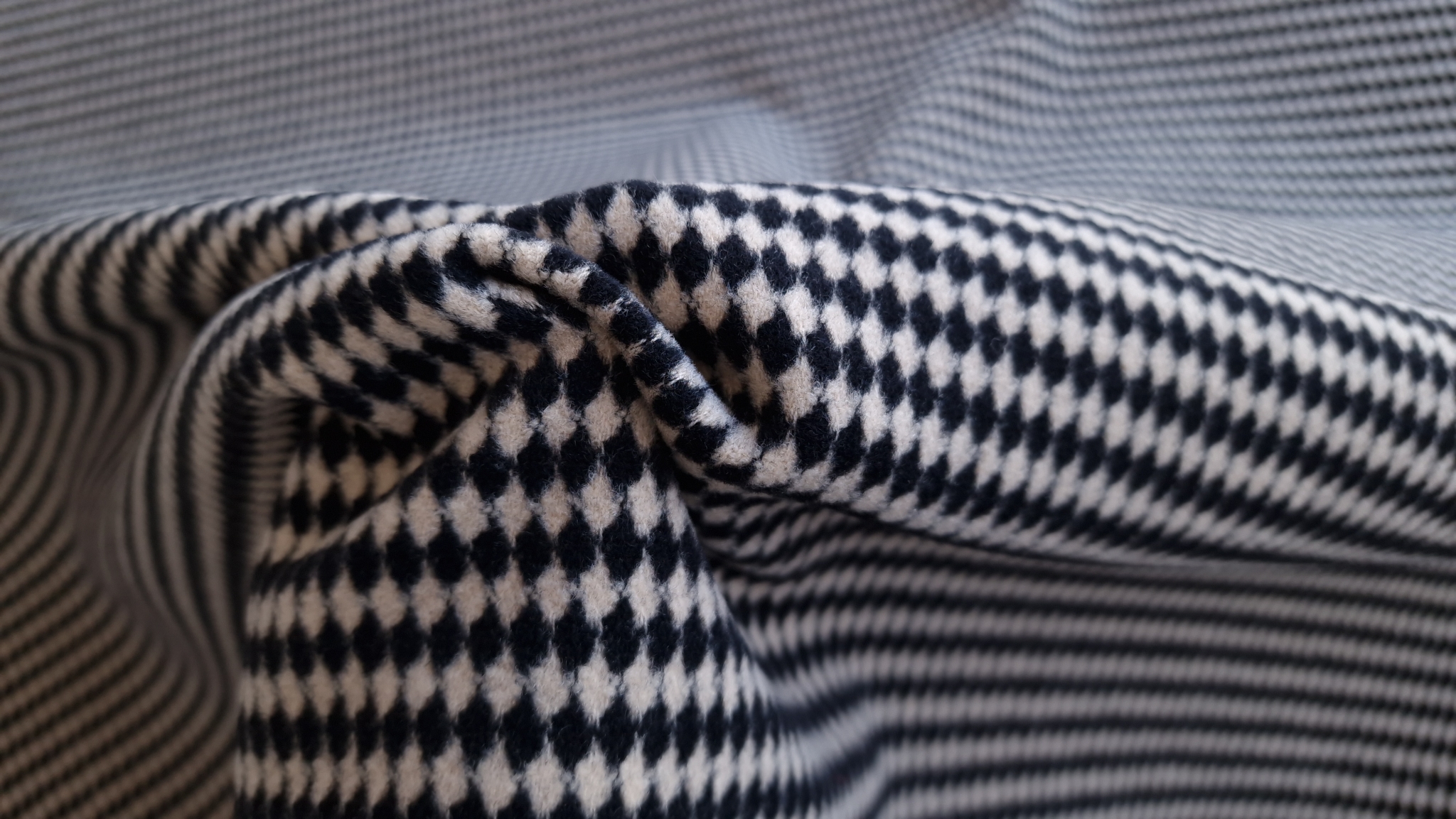 Stofa groasa cu romburi bicolor Armani - imagine 7