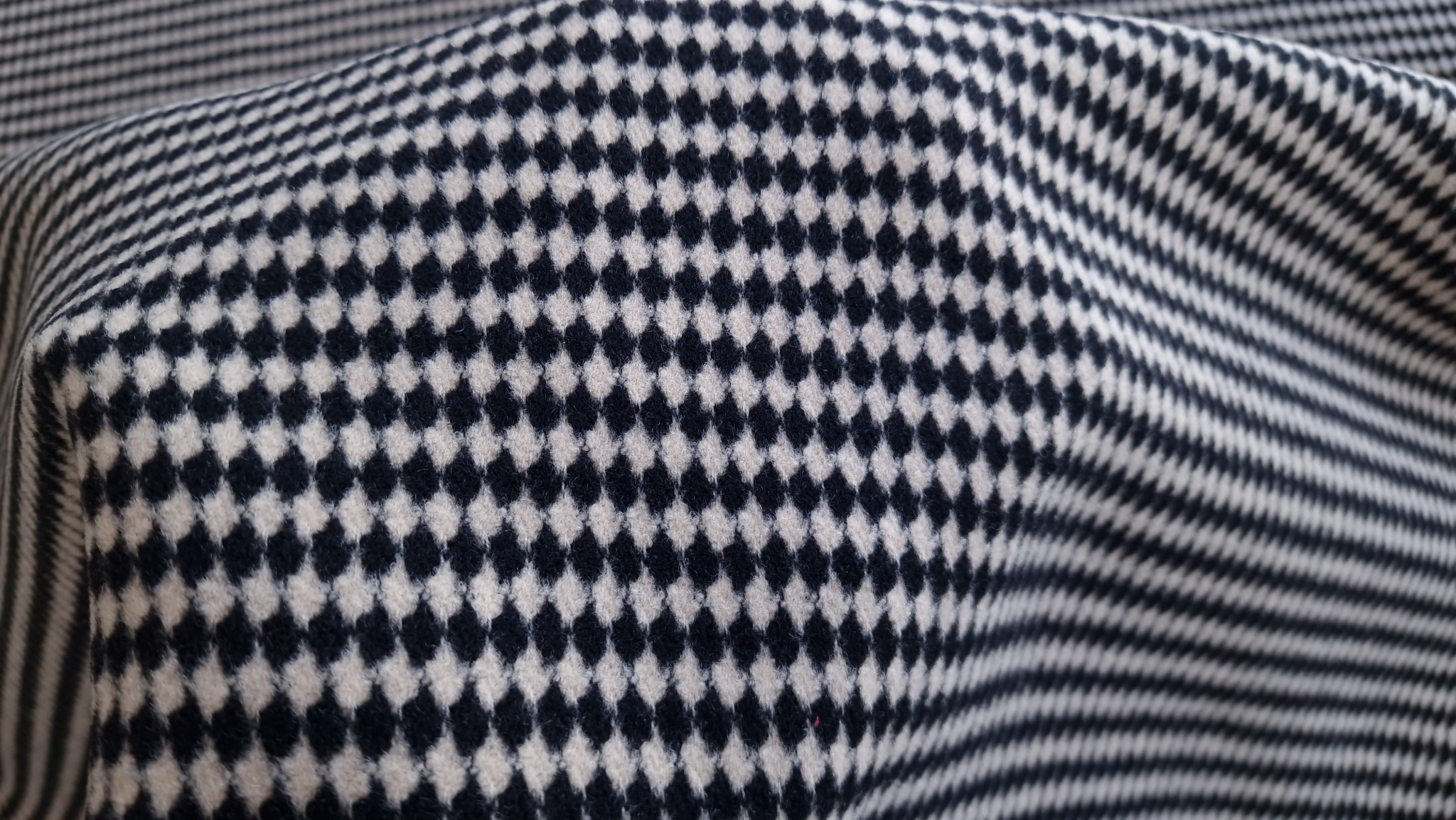 Stofa groasa cu romburi bicolor Armani - imagine 6