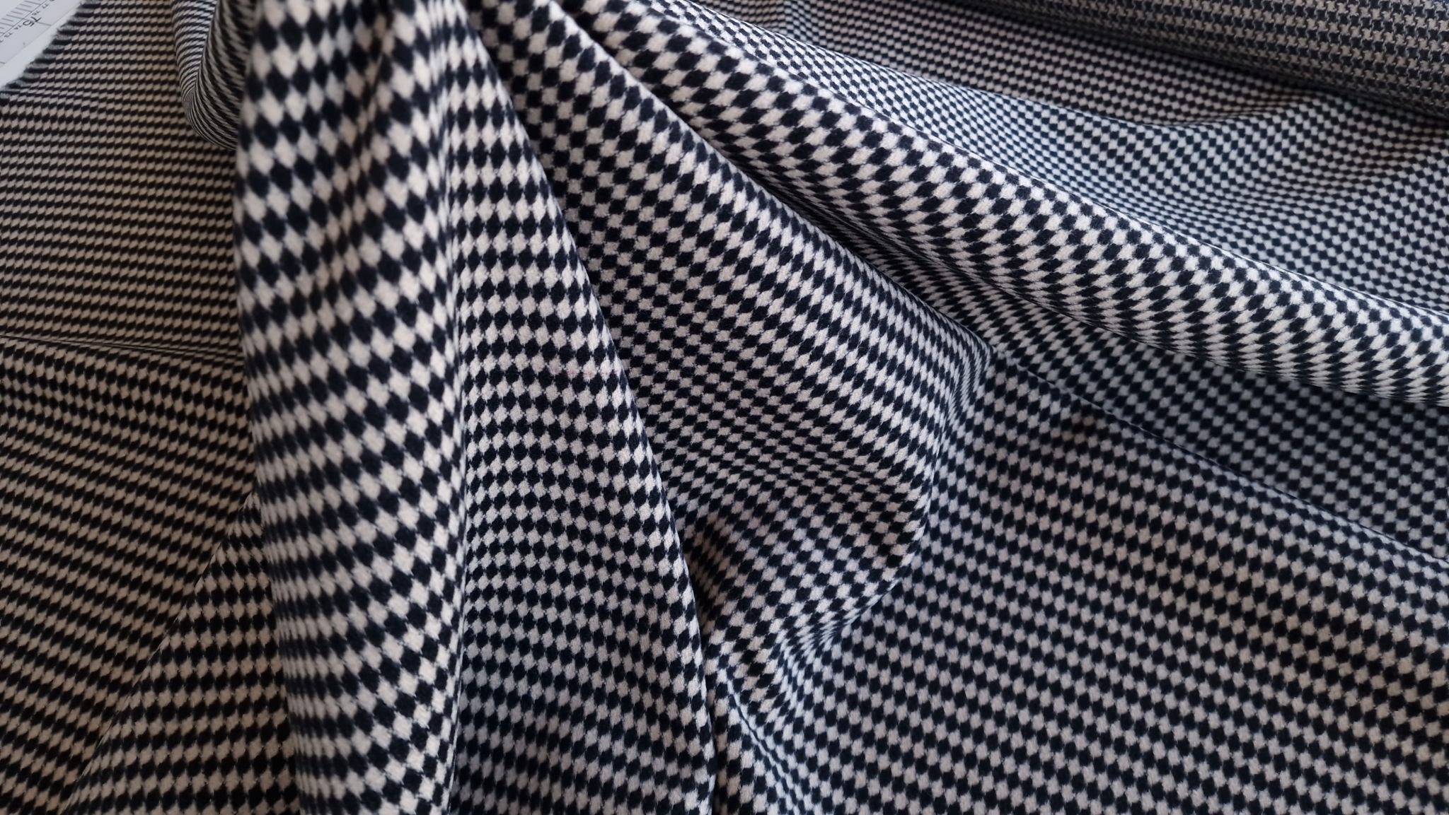 Stofa groasa cu romburi bicolor Armani - imagine 2