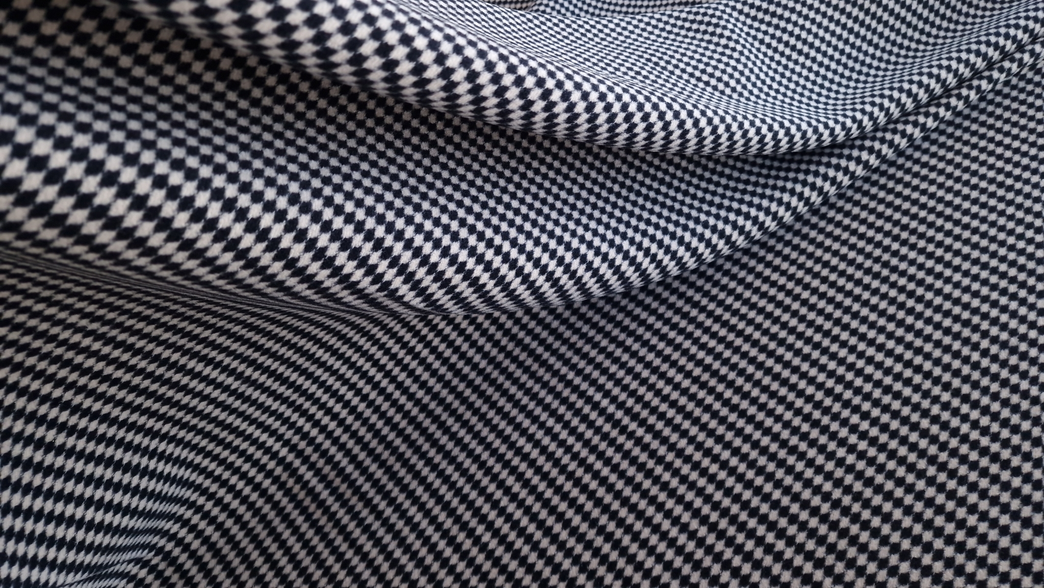 Stofa groasa cu romburi bicolor Armani - imagine 3