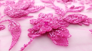 Broderie accesorizata cu flori 3D fuxia