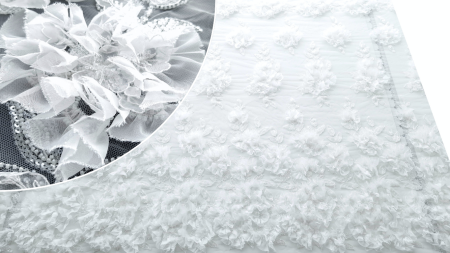 Broderie accesorizata manual cu flori ivory