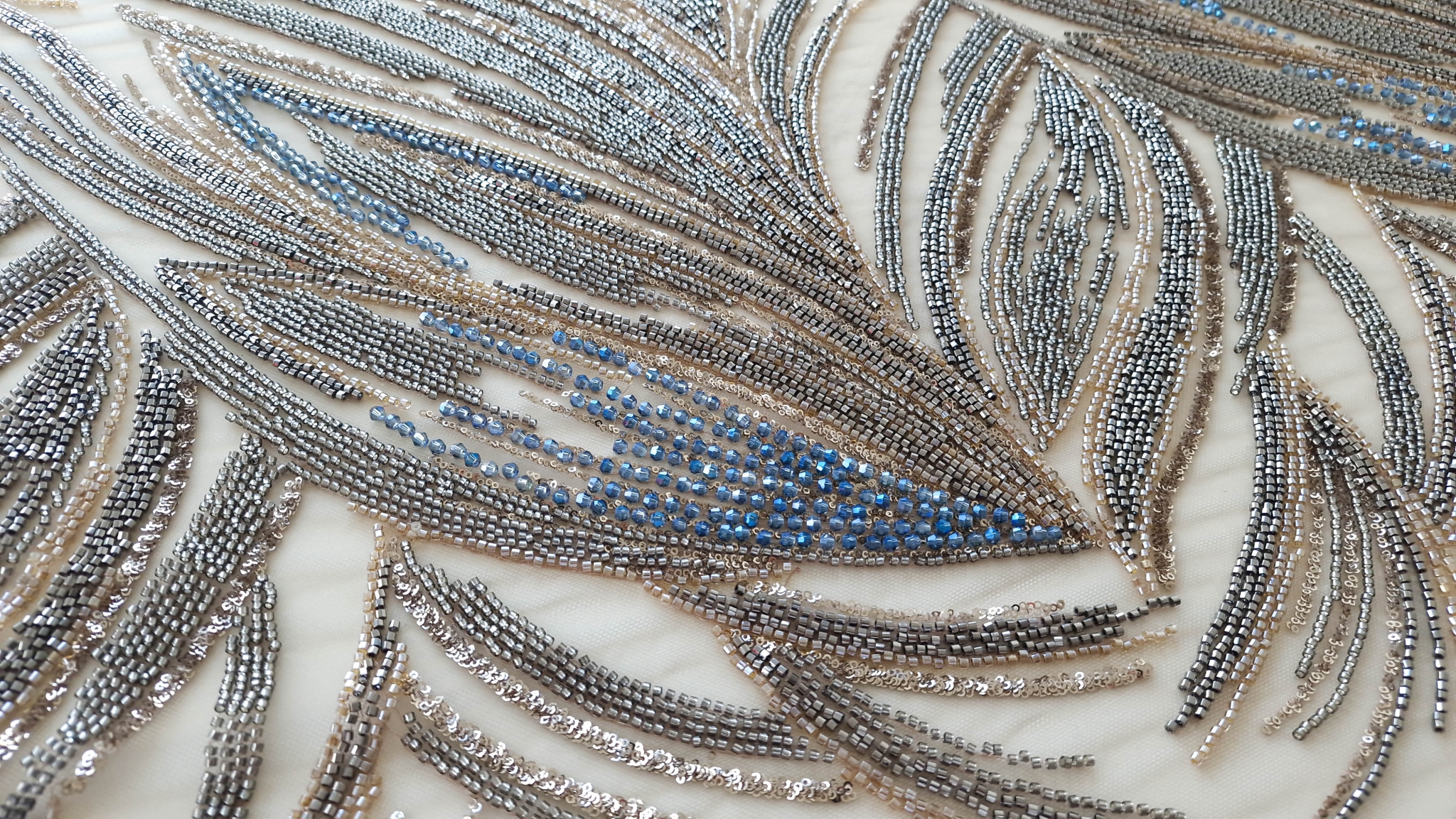 Broderie accesorizata pe tulle nude deschis - imagine 5