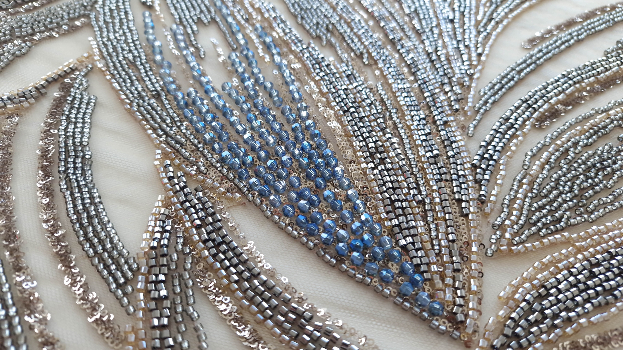 Broderie accesorizata pe tulle nude deschis - imagine 2