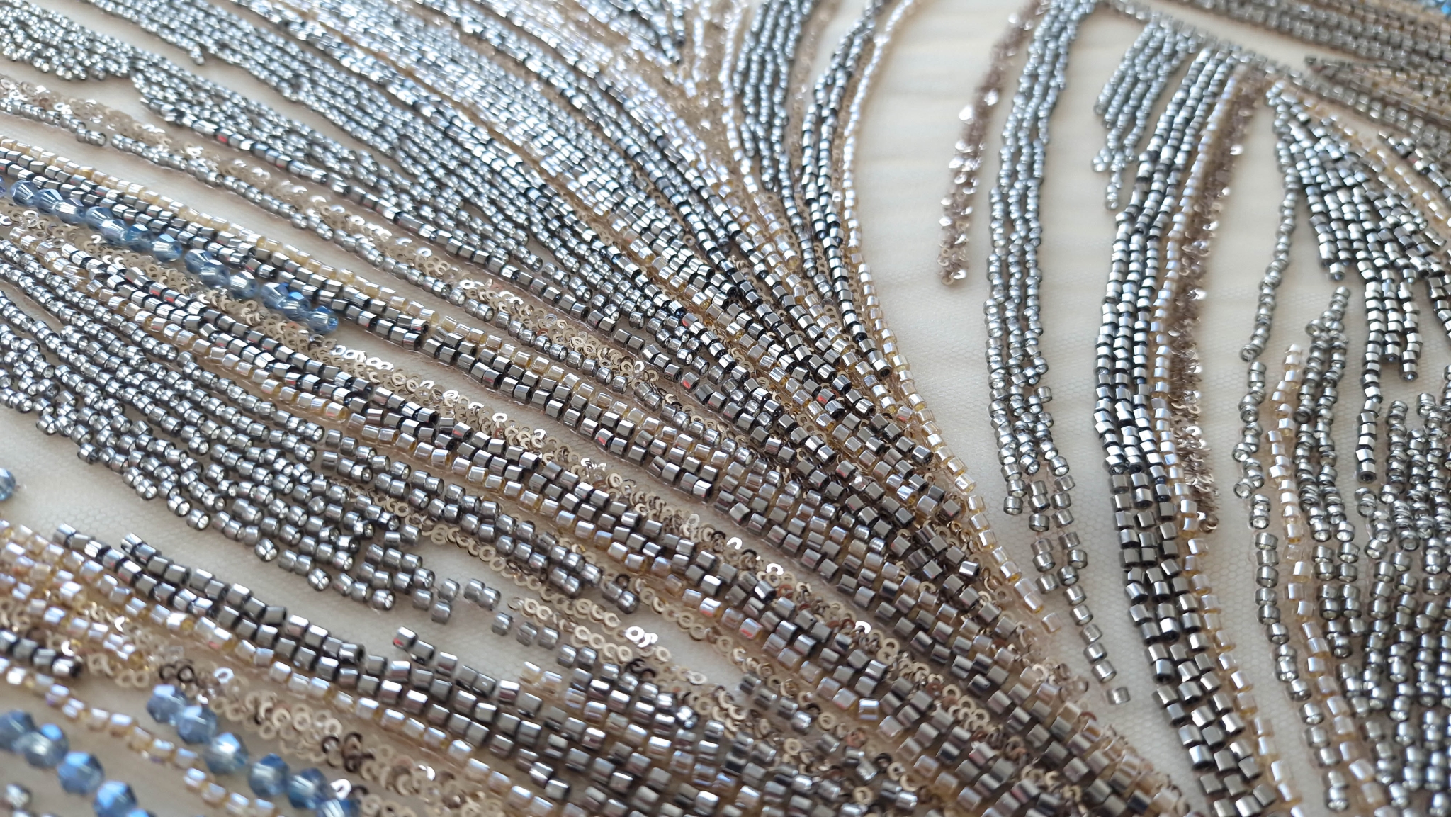 Broderie accesorizata pe tulle nude deschis - imagine 4