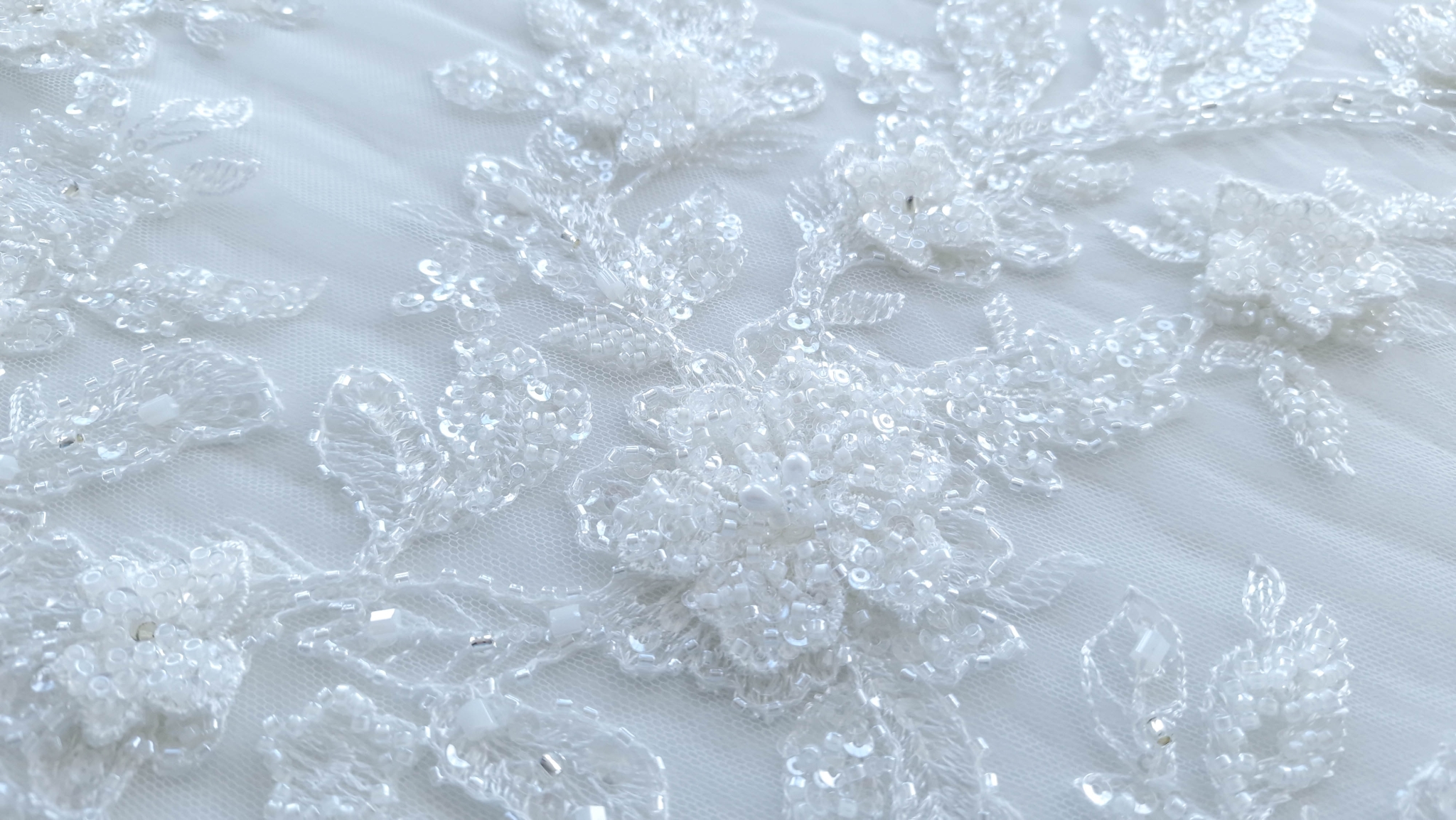 Dantela ivory accesorizata cu flori - imagine 5