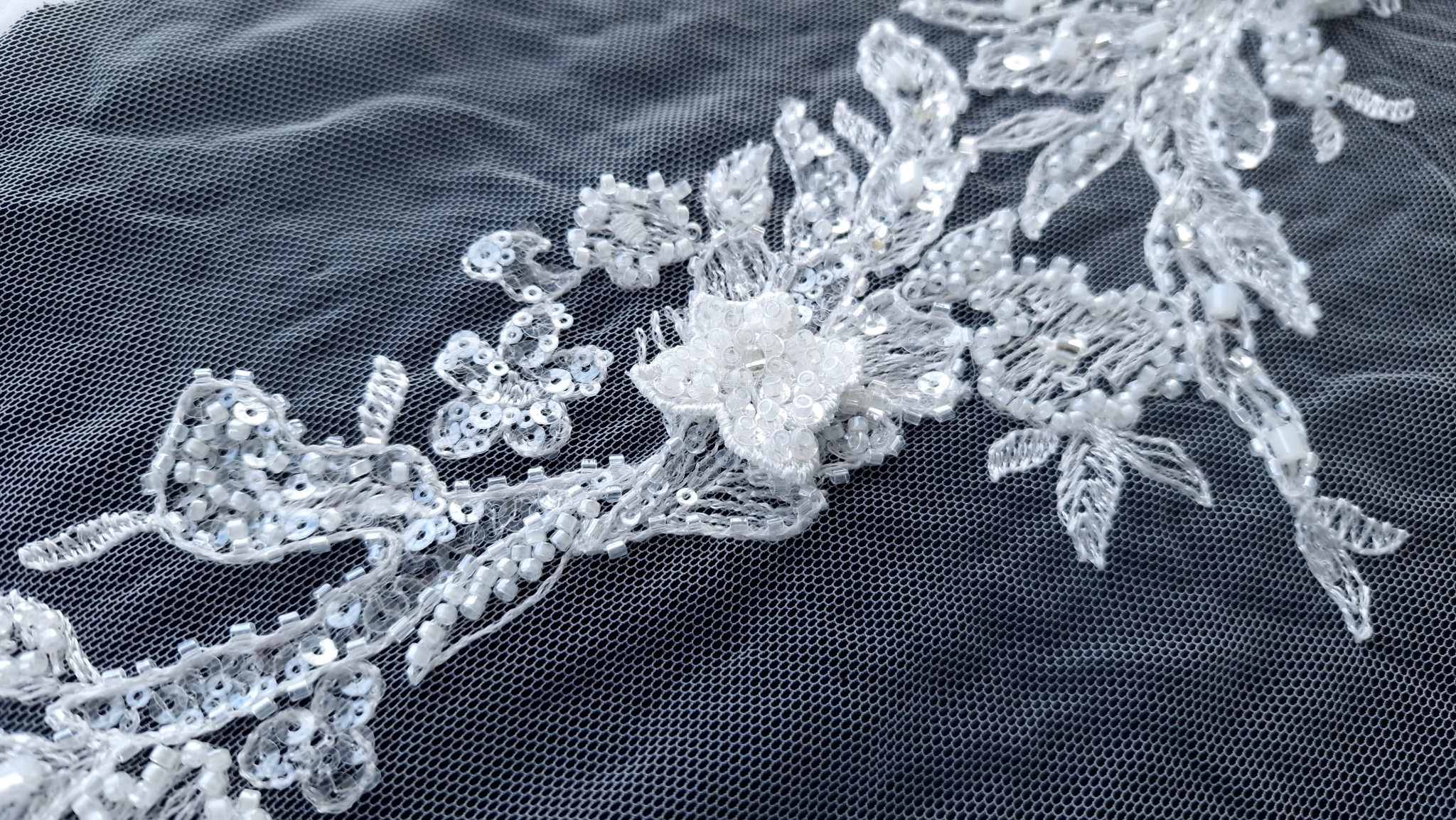 Dantela ivory accesorizata cu flori - imagine 20