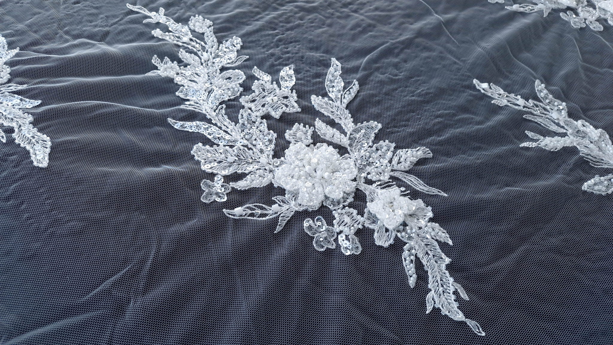 Dantela ivory accesorizata cu flori - imagine 16